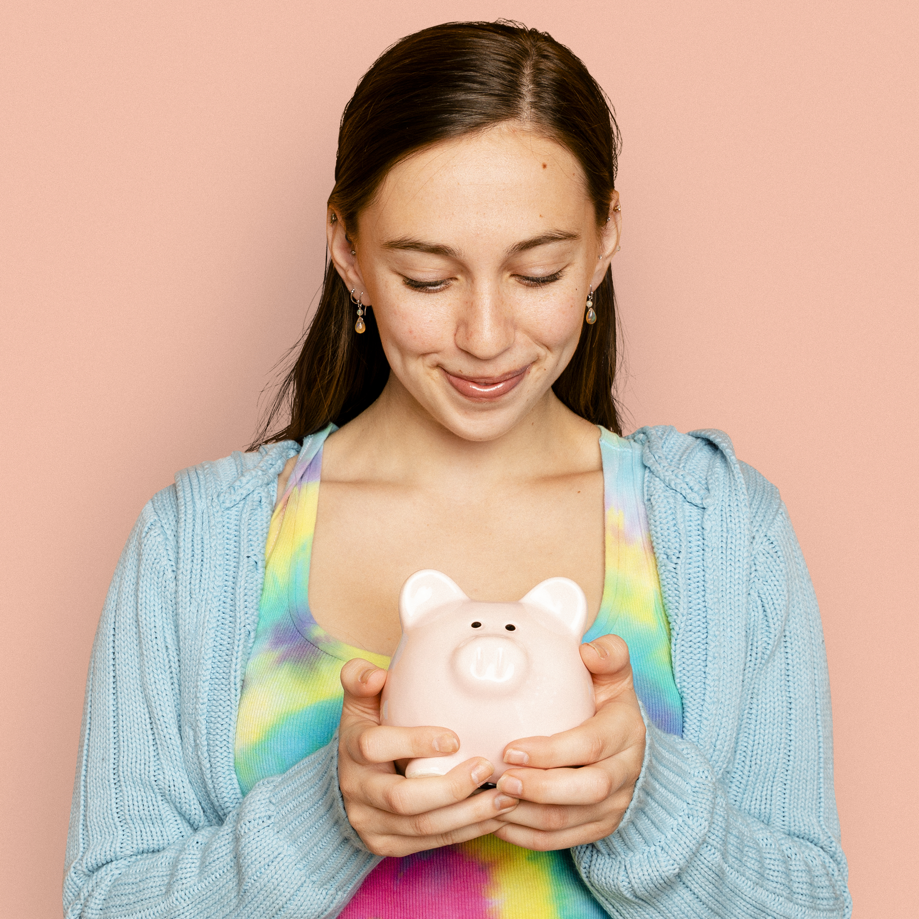 Frau hält Sparschwein