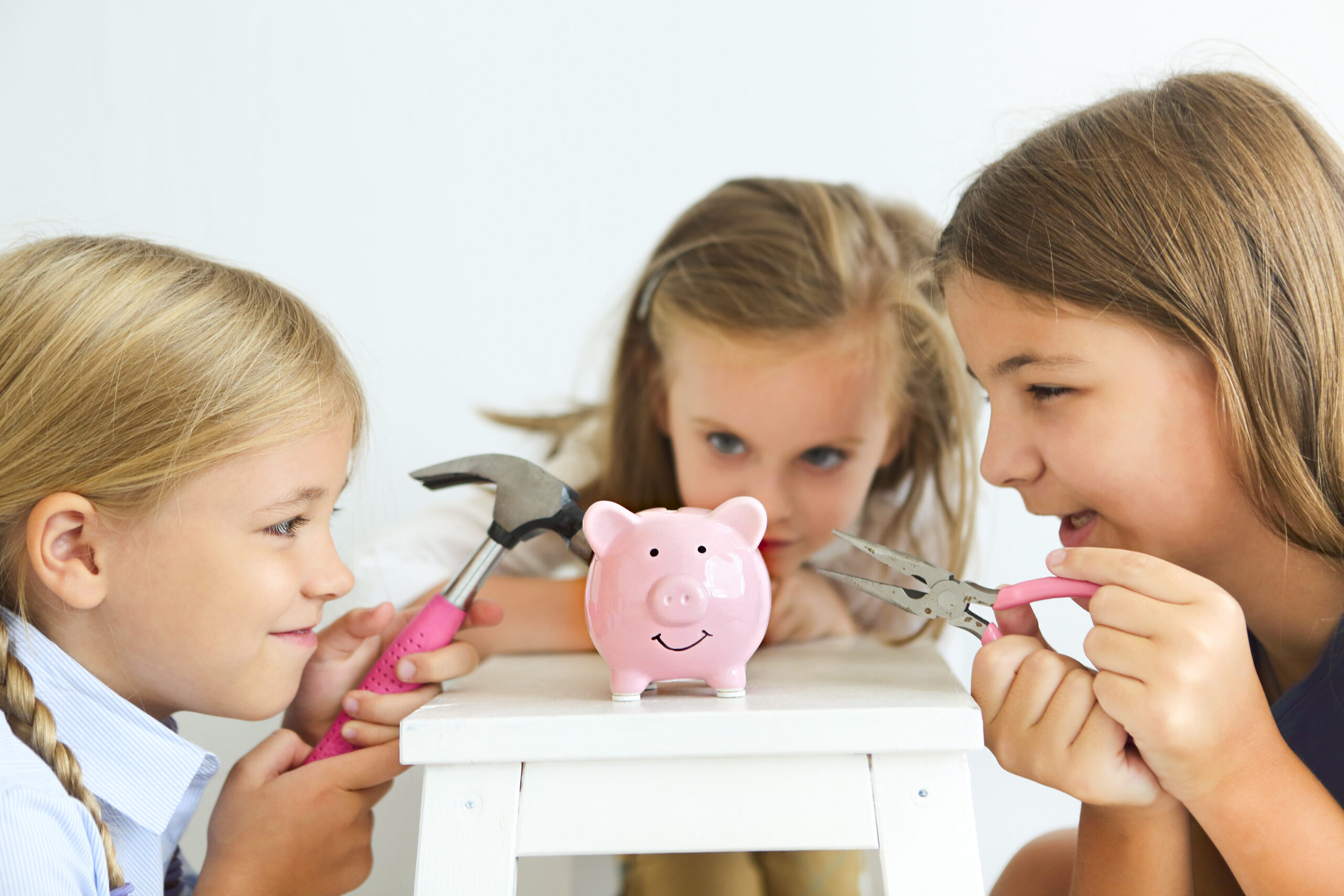 Kinder mit Sparschwein